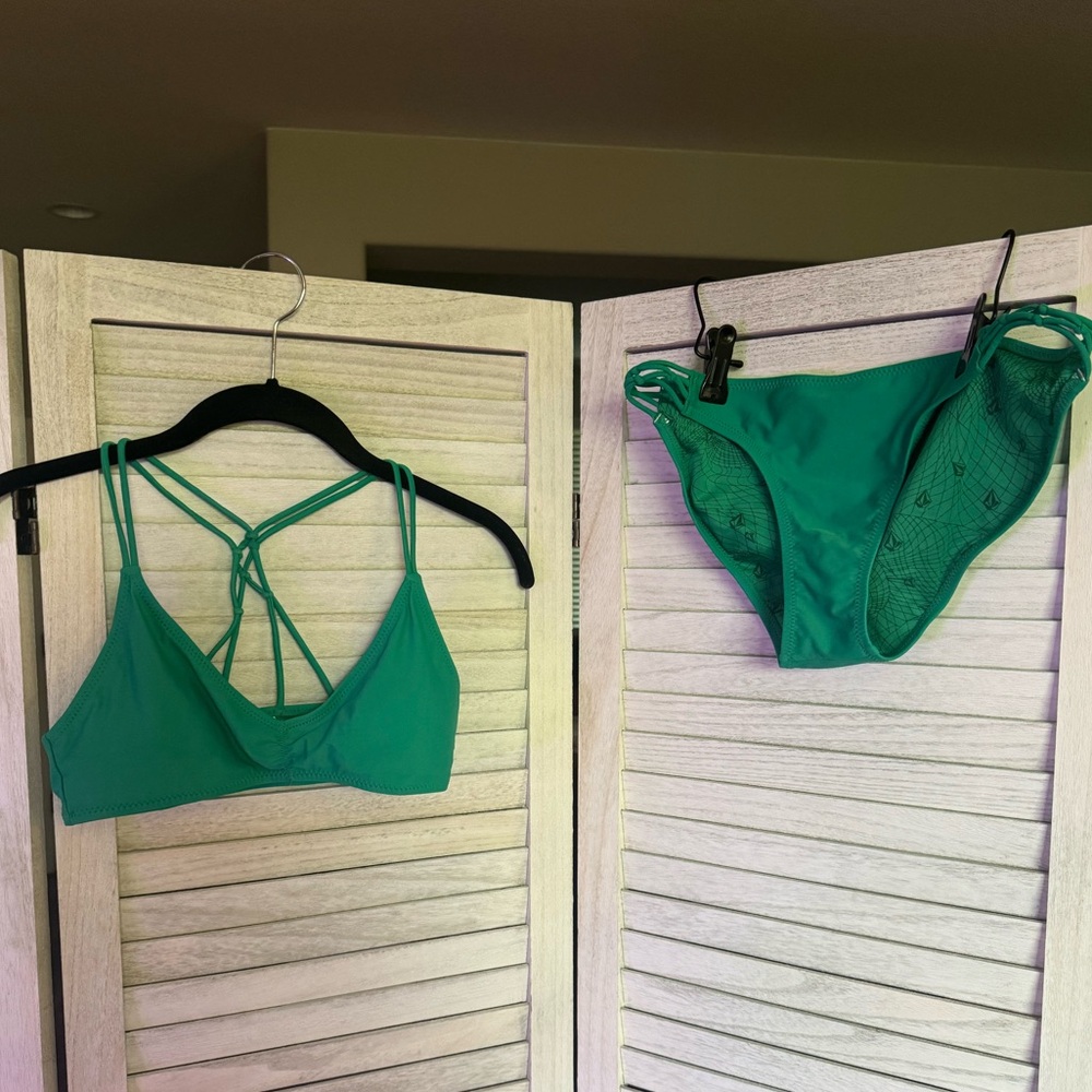 Volcom Women’s Swimsuit (Top-S, Bottoms-M)